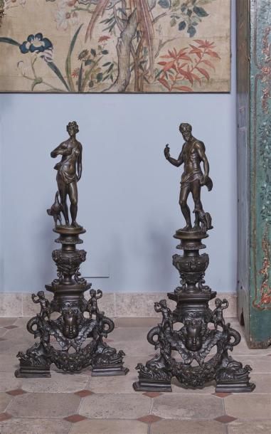 null Importante paire de chenets en bronze noir à décors de dauphins, putti, vases...