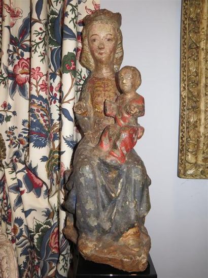 null Vierge à l'Enfant en bois sculpté marouflé, polychrome. Marie est assise, elle...