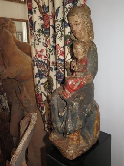 null Vierge à l'Enfant en bois sculpté marouflé, polychrome. Marie est assise, elle...