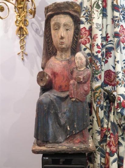null Vierge à l'Enfant en bois sculpté polychrome. Marie est assise sur un banc,...