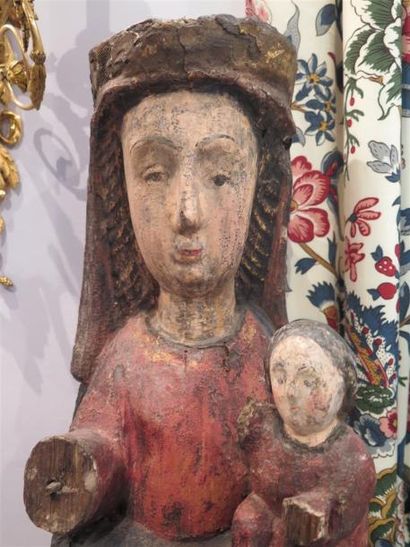 null Vierge à l'Enfant en bois sculpté polychrome. Marie est assise sur un banc,...