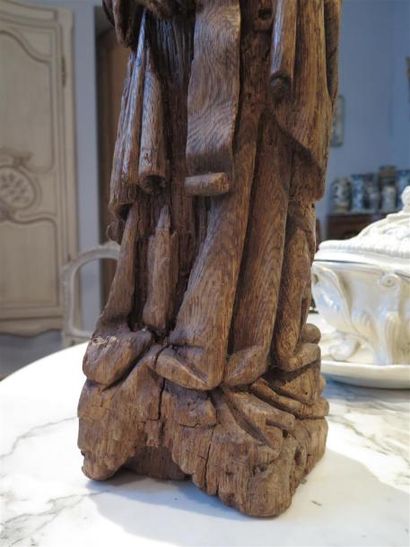 null Remarquable jeune clerc en chêne sculpté ; il se tient debout avec un phylactère...