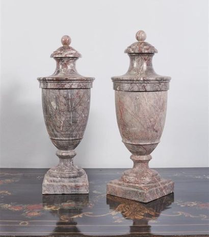 null Paire de vases couverts en marbre mouluré et tourné ; les couvercles à prises...