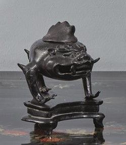 null Brûle-parfum en bronze, Chine, dynastie Qing, XIXème siècle

Représentant un...