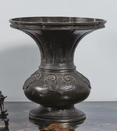 null Vase en bronze

Japon, fin du XIXème siècle

De forme balustre, reposant sur...