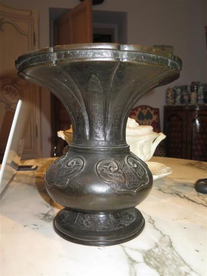 null Vase en bronze

Japon, fin du XIXème siècle

De forme balustre, reposant sur...