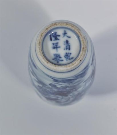 null Tabatière en porcelaine bleu blanc

Chine, dynastie Qing, XIXème siècle

Cylindrique,...