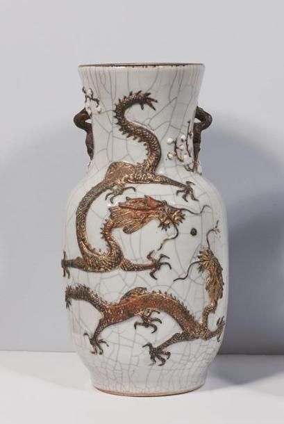 null Vase en porcelaine Nankin craquelée

Chine, fin du XIXème siècle

De forme balustre,...