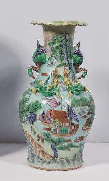 null Vase en porcelaine Canton

Chine, XXème siècle

Balustre, à décor de barques...