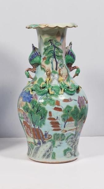 null Vase en porcelaine Canton

Chine, XXème siècle

Balustre, à décor de barques...