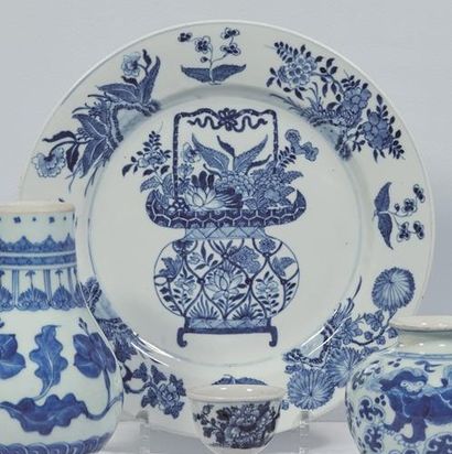 null Petit plat en porcelaine bleu blanc

Chine, dynastie Qing, XVIIIème siècle.

Circulaire,...