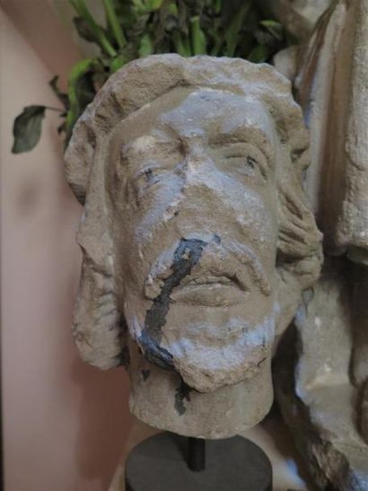 null Tête de Christ en grès sculpté sur un socle en bois tourné. 

Alsace, fin de...