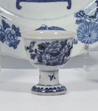 null Coupe sur piédouche en porcelaine bleu blanc

Chine, dynastie Qing, XVIIIème-XIXème...