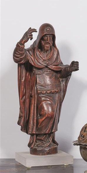 null Figure en bois sculpté et patiné représentant un grand prêtre de l'Ancien Testament....