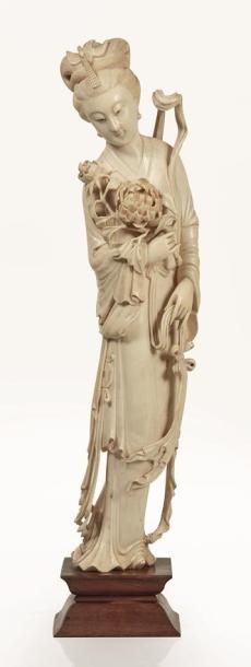 null CHINE, circa 1930 / 1940

Statuette de femme en ivoire sculpté.

Représentée...
