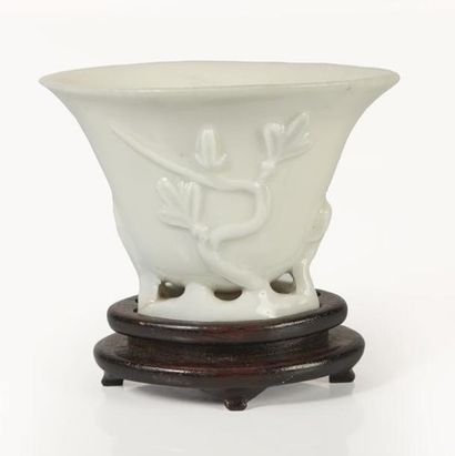 null CHINE, dynastie Qing, époque Kangxi (1662-1722).

Coupe en porcelaine blanc...