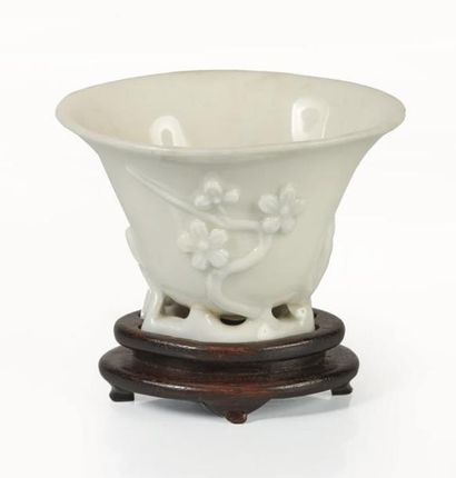null CHINE, dynastie Qing, époque Kangxi (1662-1722).

Coupe en porcelaine blanc...