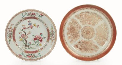 null CHINE, dynastie Qing, XVIIIème siècle et XIXème siècle.

Deux assiettes en porcelaine.

La...