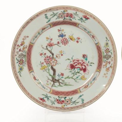 null CHINE, dynastie Qing, XVIIIème siècle et XIXème siècle.

Deux assiettes en porcelaine.

La...