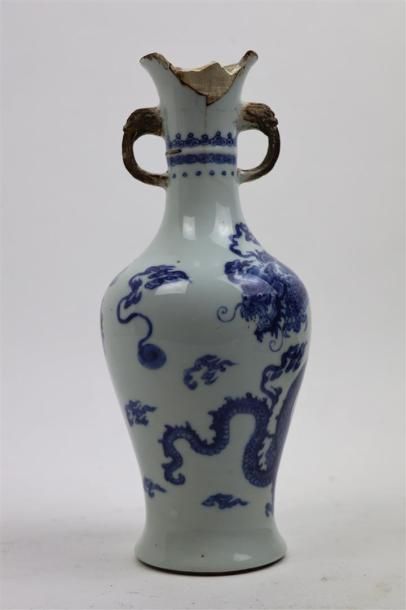 null CHINE, dynastie Qing, XVIIIème siècle.

Petit vase en porcelaine bleu blanc.

Balustre,...