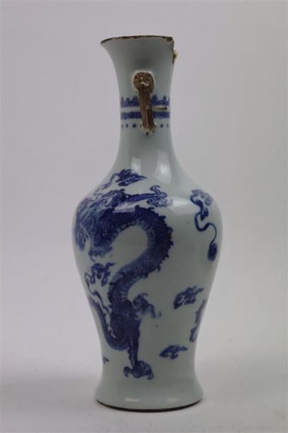 null CHINE, dynastie Qing, XVIIIème siècle.

Petit vase en porcelaine bleu blanc.

Balustre,...