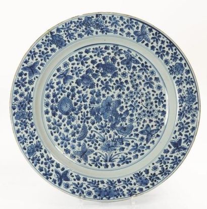 null CHINE, dynastie Qing, XVIIIème siècle.

Plat en porcelaine bleu blanc.

A décor...