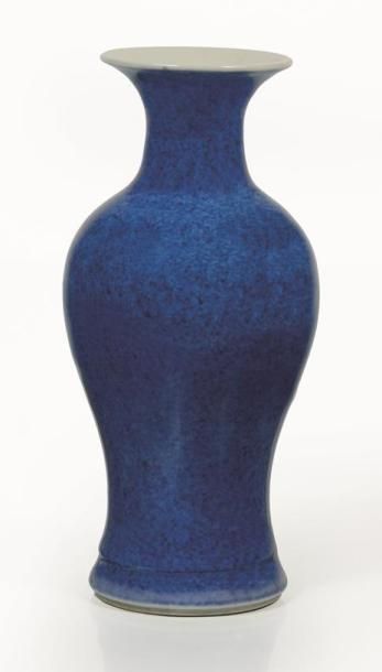 null CHINE, dynastie Qing, XVIIIème-XIXème siècle

Petit vase en porcelaine bleu...