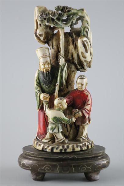 CHINE XXème siècle. 
Groupe en ivoire sculpté...