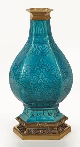 null CHINE, dynastie Qing, fin du XVIIIème-début du XIXème siècle.

Vase en céramique...