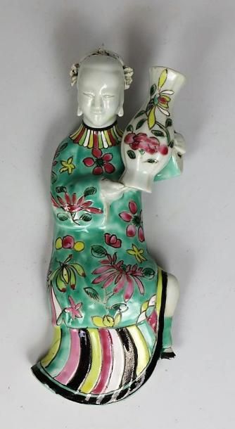 null Vase d'applique (recollage) et un hoho en porcelaine famille rose

Chine, dynastie...
