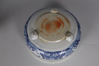 null CHINE, époque Kangxi (1662-1722) et XVIème siècle.

Deux brûle-parfums tripodes...