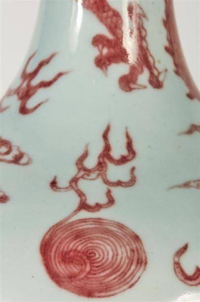  CHINE, dynastie Qing, XVIIIème siècle. 
Vase en porcelaine rouge de cuivre. 
La...