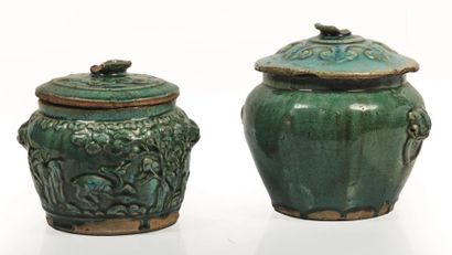 null CHINE DU SUD, fin du XIXème-début du XXème siècle.

Deux pots couverts en grès...