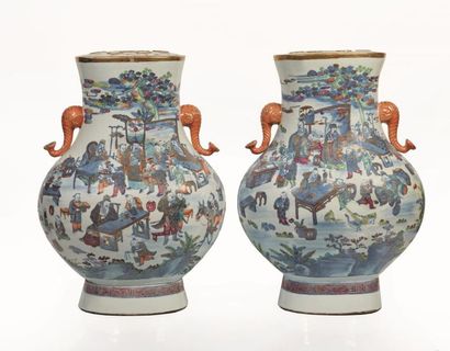null CHINE, XIXème siècle.

Paire d'importants vases formant pique fleurs en porcelaine...