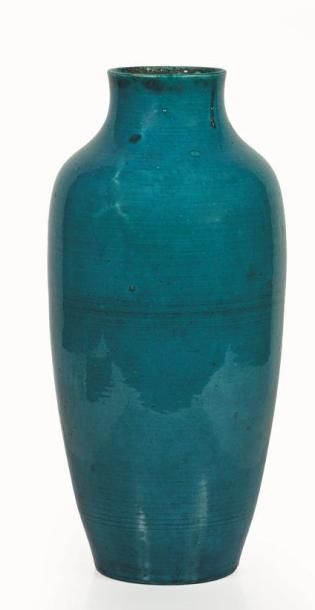 null CHINE, dynastie Qing, XIXème siècle.

Vase en céramique émaillé turquoise.

De...
