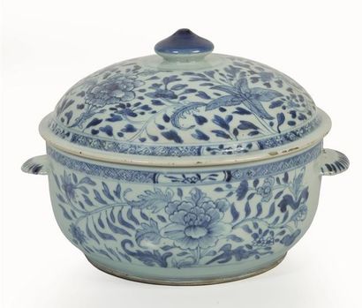 null CHINE, dynastie Qing, XIXème siècle.

Terrine couverte en porcelaine bleu blanc.

A...