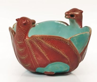 null CHINE, XIXème siècle.

Coupe en porcelaine corail et turquoise lobée, deux chauve-souris...