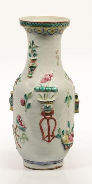 null CHINE, fin du XIXème siècle.

Vase en porcelaine polychrome de forme balustre,...