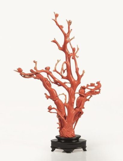 null CHINE, XXème siècle.

Groupe en corail sculpté.

La branche du milieu en forme...