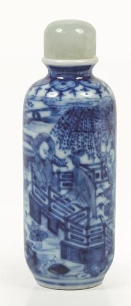 null CHINE, dynastie Qing, XIXème siècle.

Tabatière en porcelaine bleu blanc cylindrique,...
