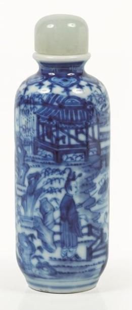 null CHINE, dynastie Qing, XIXème siècle.

Tabatière en porcelaine bleu blanc cylindrique,...