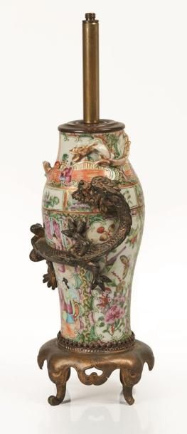 null CHINE, fin du XIXème siècle.

Vase en porcelaine de Canton balustre, à décor...