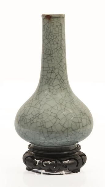 null CHINE, XIXème/XXème siècle

Petit vase en porcelaine à glaçure de type Ge.

La...
