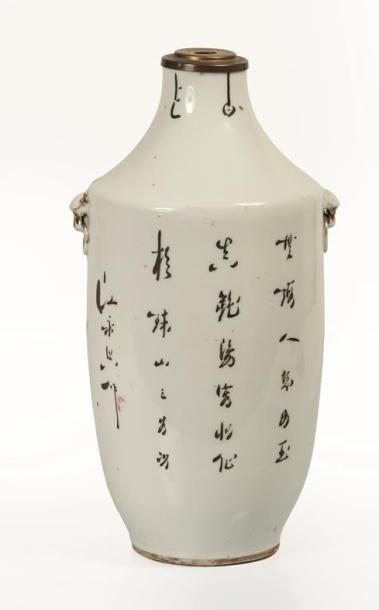 null CHINE, début du XXème siècle.

Vase en porcelaine polychrome monté en lampe...