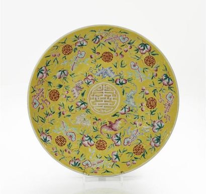 null CHINE, XXème siècle

Plat en porcelaine famille rose à fond jaune

Circulaire,...