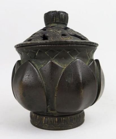null CHINE, XVIIème siècle.

Brûle-parfum couvert en bronze .

En forme de lotus,...