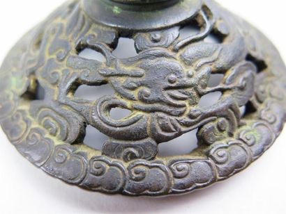 null CHINE, XVIIème siècle.

Brûle-parfum couvert en bronze .

En forme de lotus,...
