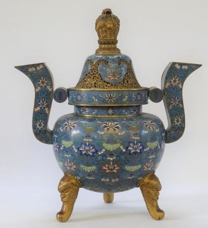 null CHINE, dynastie Qing, XIXe siècle.

Grand brûle-parfum tripode couvert en bronze...