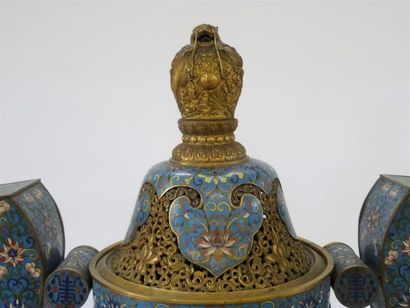 null CHINE, dynastie Qing, XIXe siècle.

Grand brûle-parfum tripode couvert en bronze...