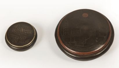 null CHINE, début du XXème siècle.

Deux petites boîtes en bronze incrusté d'argent...